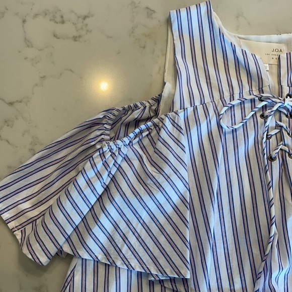 JOA Cold Shoulder Top - Picture 6 of 7